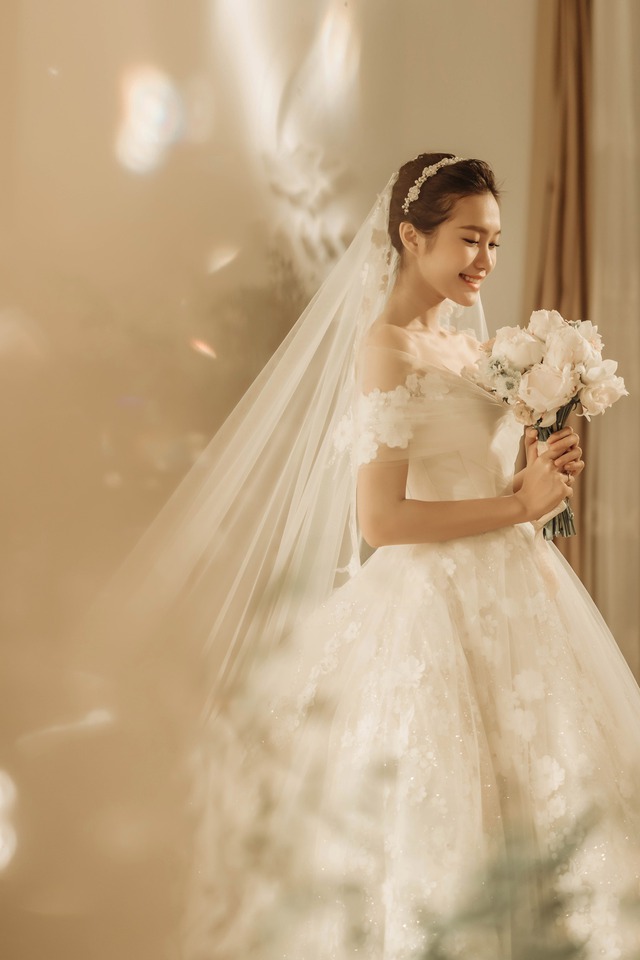 Váy cưới lấy cảm hứng từ hoa trà my của cô dâu Doãn Hải My - Ảnh 4.