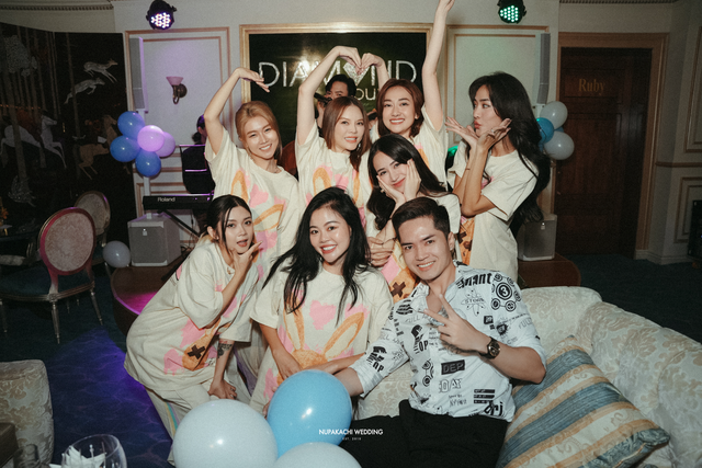 Lý Nhã Kỳ 'xin vía' diễn viên Phương Lan để sớm yên bề gia thất - Ảnh 3. Lý Nhã Kỳ 'xin vía' diễn viên Phương Lan để sớm yên bề gia thất - Ảnh 3.
