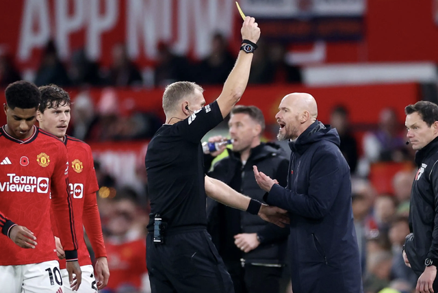Vì sao HLV Erik ten Hag nhận thẻ vàng bỗng dưng bị cấm chỉ đạo 1 trận? - Ảnh 1. Vì sao HLV Erik ten Hag nhận thẻ vàng bỗng dưng bị cấm chỉ đạo 1 trận? - Ảnh 1.