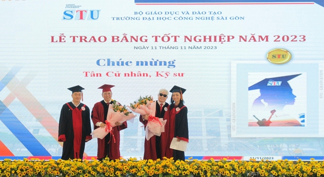 Trường Đại học Công nghệ Sài Gòn trao bằng tốt nghiệp cho sinh viên năm 2023 - Ảnh 1.