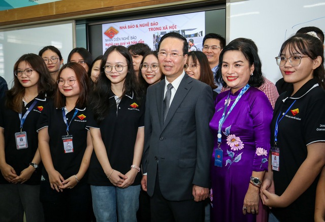 Chủ tịch nước thăm, tặng trường cũ cây mai vàng được mang từ quê hương Vĩnh Long - Ảnh 9.