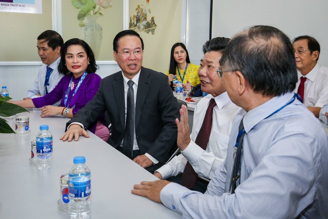 Chủ tịch nước Võ Văn Thưởng: ‘Các thầy, cô giáo chính là tấm gương sáng’ - Ảnh 5. Chủ tịch nước Võ Văn Thưởng: ‘Các thầy, cô giáo chính là tấm gương sáng’ - Ảnh 5.