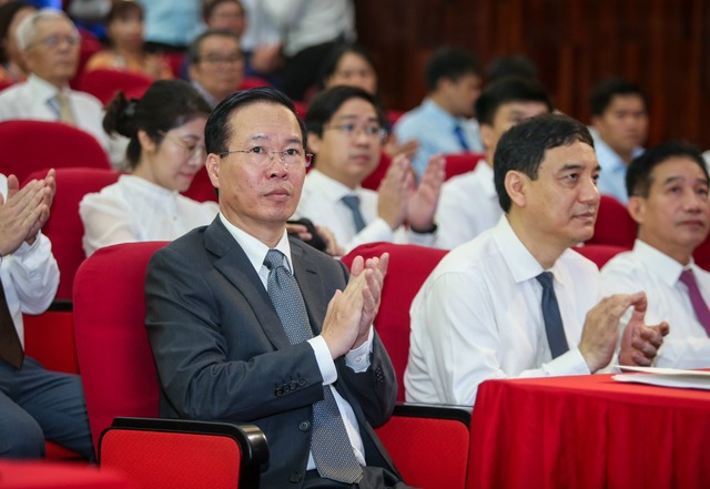 Chủ tịch nước Võ Văn Thưởng: ‘Các thầy, cô giáo chính là tấm gương sáng’ - Ảnh 3. Chủ tịch nước Võ Văn Thưởng: ‘Các thầy, cô giáo chính là tấm gương sáng’ - Ảnh 3.