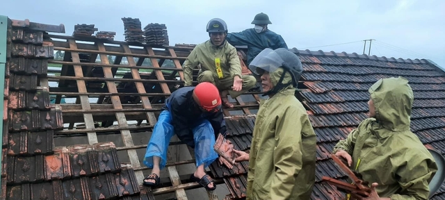 Hà Tĩnh: Quốc lộ 8A bị sạt lở, nhiều nhà dân bị tốc mái do mưa lớn - Ảnh 3.