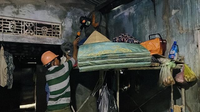 Đà Nẵng: Người dân khu dân cư Mẹ Suốt kê cao đồ đạc, thấp thỏm 'chờ lũ' - Ảnh 4. Đà Nẵng: Người dân khu dân cư Mẹ Suốt kê cao đồ đạc, thấp thỏm 'chờ lũ' - Ảnh 4.