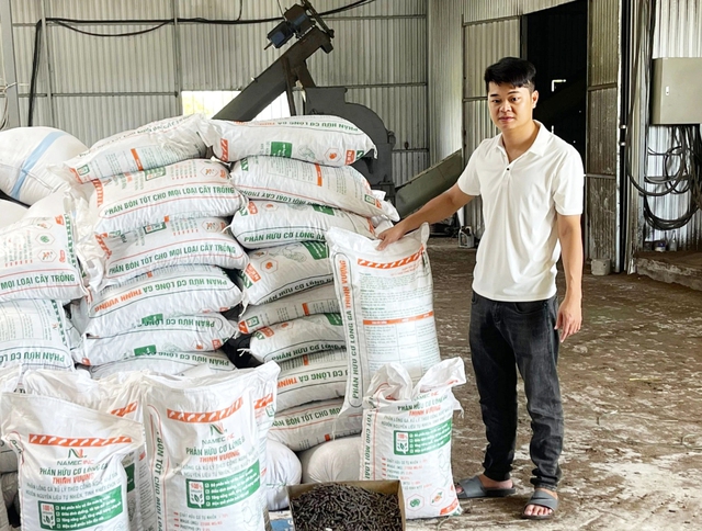 Chàng trai xứ Quảng sản xuất thành công phân bón hữu cơ từ lông gà Ảnh: NVCC Chàng trai xứ Quảng sản xuất thành công phân bón hữu cơ từ lông gà Ảnh: NVCC