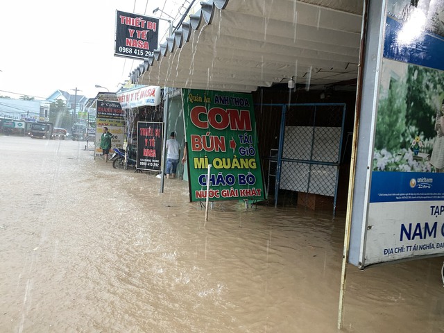 Quảng Nam: Mưa lớn gây ngập lụt, người dân khổ sở lội nước ngập đi khám bệnh - Ảnh 4.