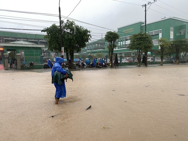 Quảng Nam: Mưa lớn gây ngập lụt, người dân khổ sở lội nước ngập đi khám bệnh - Ảnh 2.