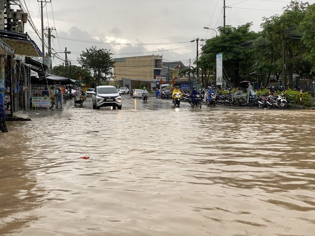 Quảng Nam: Mưa lớn gây ngập lụt, người dân khổ sở lội nước ngập đi khám bệnh - Ảnh 3.