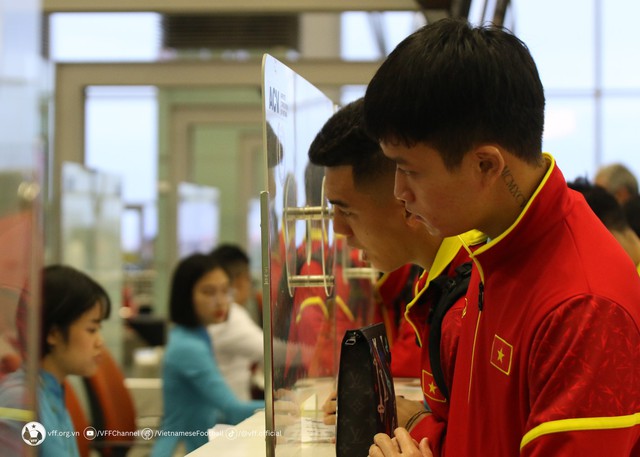 Đội tuyển Việt Nam đến sân bay, chuẩn bị sang Philippines đấu vòng loại World Cup - Ảnh 11.