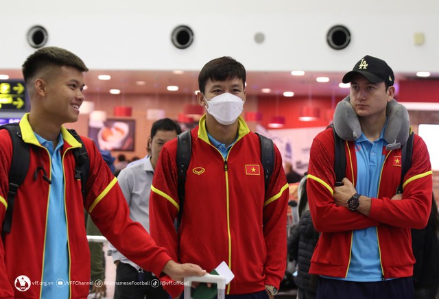 Đội tuyển Việt Nam đến sân bay, chuẩn bị sang Philippines đấu vòng loại World Cup - Ảnh 2.