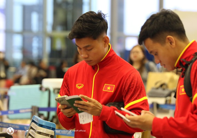 Đội tuyển Việt Nam đến sân bay, chuẩn bị sang Philippines đấu vòng loại World Cup - Ảnh 4.