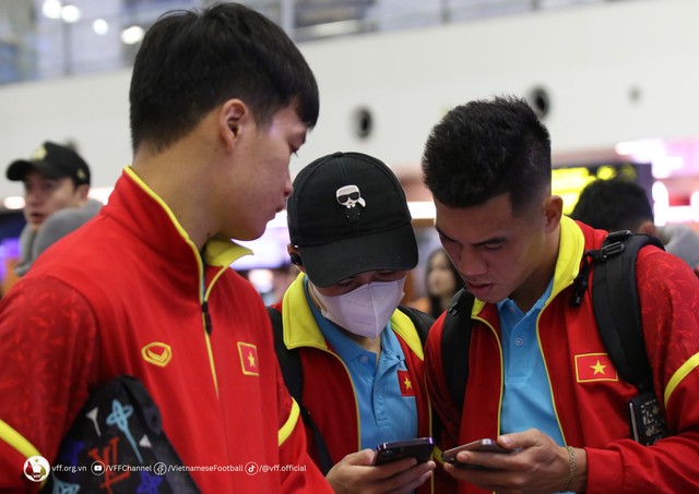 Đội tuyển Việt Nam đến sân bay, chuẩn bị sang Philippines đấu vòng loại World Cup - Ảnh 5.
