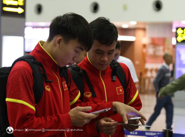 Đội tuyển Việt Nam đến sân bay, chuẩn bị sang Philippines đấu vòng loại World Cup - Ảnh 6.