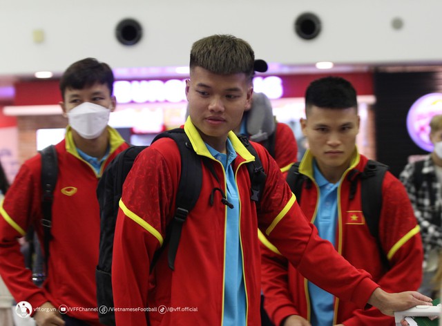 Đội tuyển Việt Nam đến sân bay, chuẩn bị sang Philippines đấu vòng loại World Cup - Ảnh 7.