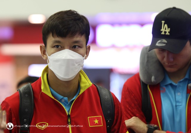 Đội tuyển Việt Nam đến sân bay, chuẩn bị sang Philippines đấu vòng loại World Cup - Ảnh 8.