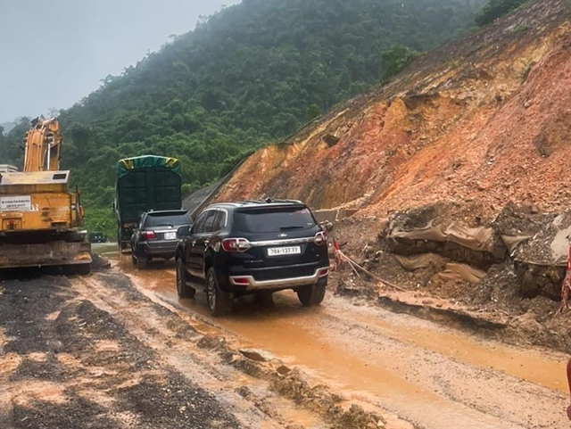 Mưa lớn gây sạt lở, ngập lụt nhiều nơi ở Đà Nẵng - Ảnh 2.