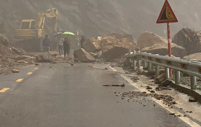 Hà Tĩnh: Quốc lộ 8A bị sạt lở, nhiều nhà dân bị tốc mái do mưa lớn - Ảnh 1.