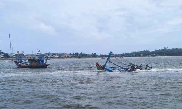 Quảng Ngãi: Một tàu cá bị sóng đánh chìm - Ảnh 1.