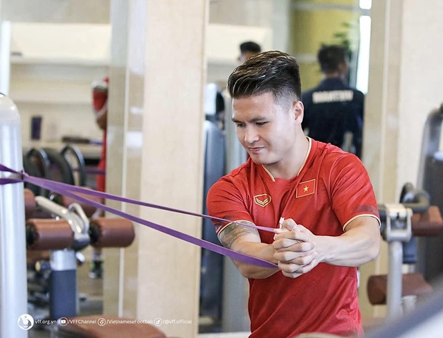 HLV Troussier giải quyết bài toán vắng Quang Hải ra sao ? - Ảnh 1. HLV Troussier giải quyết bài toán vắng Quang Hải ra sao ? - Ảnh 1.
