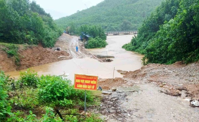 Quảng Nam sạt lở, ngập lụt trên diện rộng - Ảnh 1. Quảng Nam sạt lở, ngập lụt trên diện rộng - Ảnh 1.