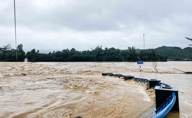 Quảng Nam sạt lở, ngập lụt trên diện rộng - Ảnh 6.
