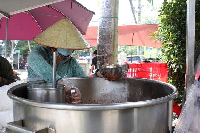 Nồi bún riêu 300l độc nhất vô nhị' ở TP.HCM: &quot;không dám nghỉ vì sợ khách  - Ảnh 4.