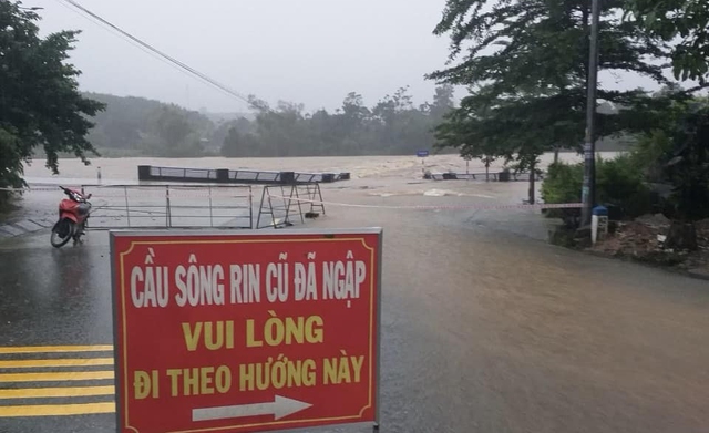 Quảng Ngãi: Mưa lớn gây ngập, sạt lở chia cắt cục bộ nhiều tuyến đường - Ảnh 1.