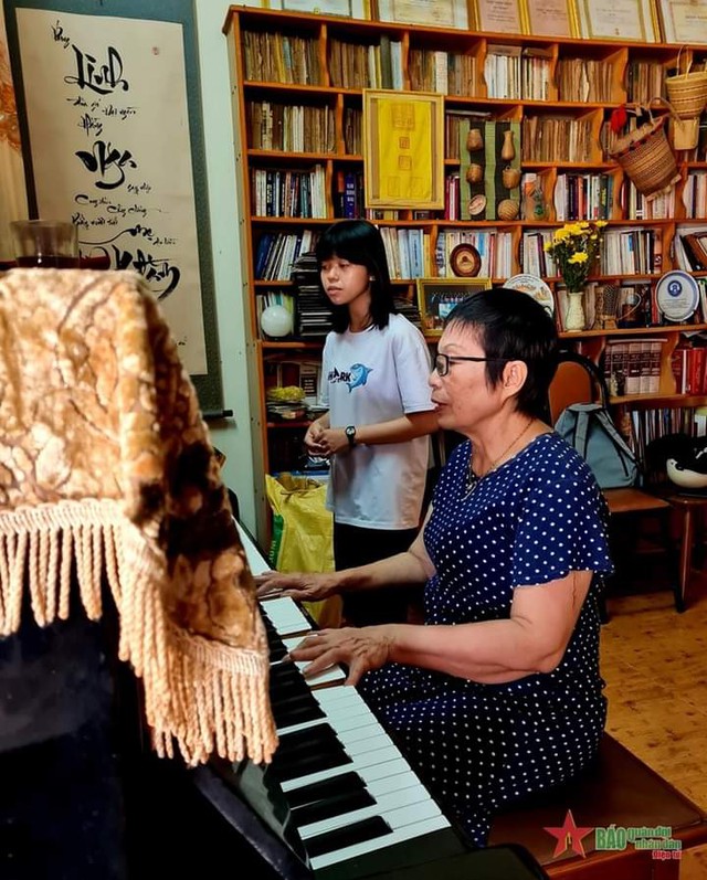 Chị Linh Nga Niê Kdăm trong một buoir dạy hát cho thiếu nhi
