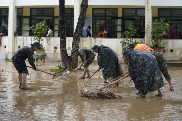 Mưa lớn, hàng trăm nhà dân ở Quảng Trị bị ngập lụt trong đêm - Ảnh 4.