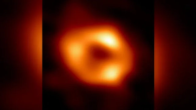 Siêu hố đen của Dải Ngân hà đang tiếp cận tốc độ cực hạn của vũ trụ - Ảnh 1.