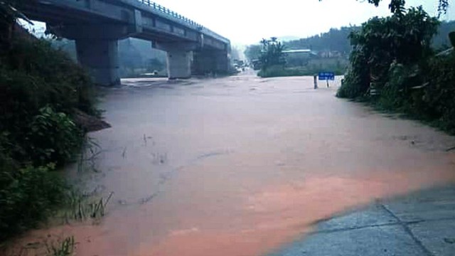 Quảng Nam: Mưa lớn gây sạt lở, nhiều tuyến quốc lộ ngập sâu gây chia cắt - Ảnh 1.