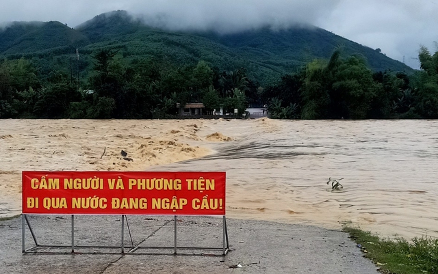 Quảng Ngãi: Mưa lớn gây sạt lở, hơn 20.000 học sinh nghỉ học - Ảnh 2.