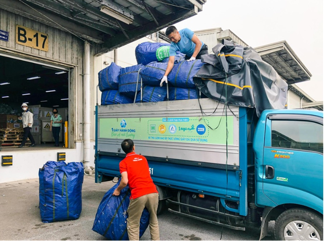 J&T Express triển khai chiến dịch thu gom rác thải nhựa để bảo vệ môi trường - Ảnh 2. J&T Express triển khai chiến dịch thu gom rác thải nhựa để bảo vệ môi trường - Ảnh 2.