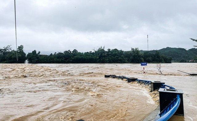 Hơn 20.000 học sinh miền núi ở Quảng Ngãi nghỉ học do mưa lũ - Ảnh 2.