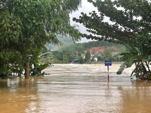 Hơn 20.000 học sinh miền núi ở Quảng Ngãi nghỉ học do mưa lũ - Ảnh 1.