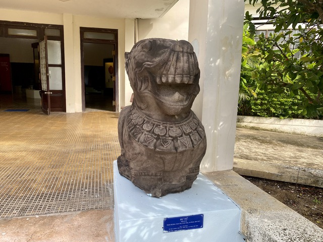 Hai tượng sư tử đá thành Đồ Bàn được đề nghị công nhận bảo vật quốc gia - Ảnh 2.
