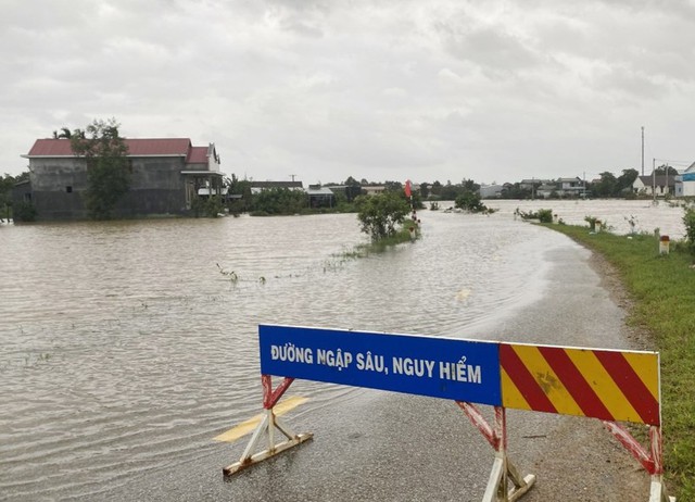 Thừa Thiên – Huế: Nhiều tuyến đường bị ngập lụt, học sinh huyện miền núi nghỉ học - Ảnh 1.