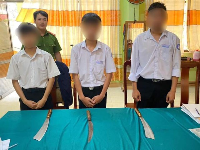 Quảng Ngãi: Công an kiểm tra đột xuất phát hiện học sinh đem dao đến trường - Ảnh 2.