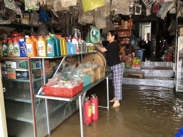 Quảng Ngãi: Hàng chục ngôi nhà bị ngập sâu trong nước - Ảnh 2.