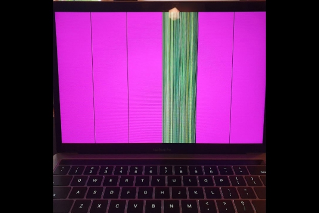 Màn hình MacBook Pro gặp sự cố đường dọc màu tím - Ảnh 1.