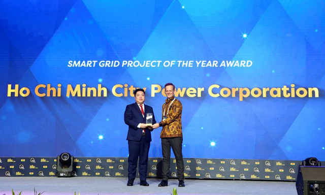 Phó TGĐ Luân Quốc Hưng đại diện cho EVNHCMC nhận giải thưởng &quot;Smart Grid project of the year&quot;