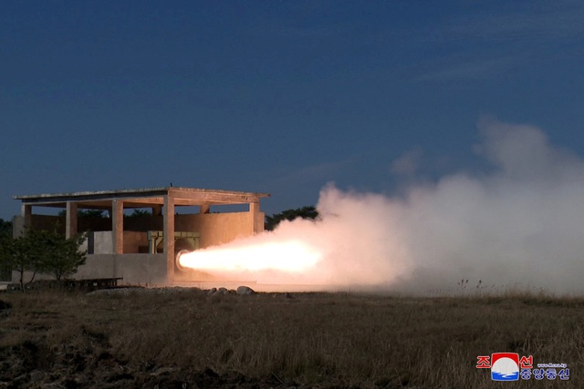 Triều Tiên thử động cơ tên lửa mới, Mỹ bán tên lửa đánh chặn cho Hàn Quốc - Ảnh 1.