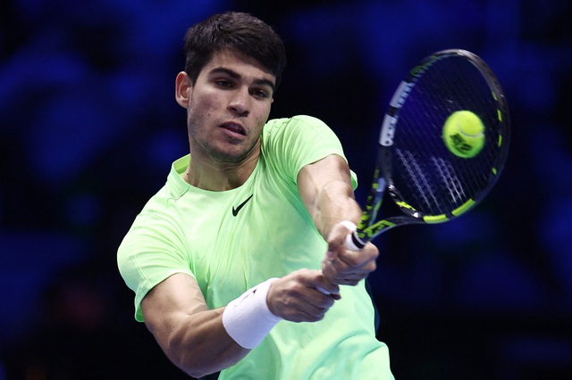 Đối thủ tự đập vợt vào chân đến đổ máu, Alcaraz có chiến thắng tại ATP Finals - Ảnh 1.