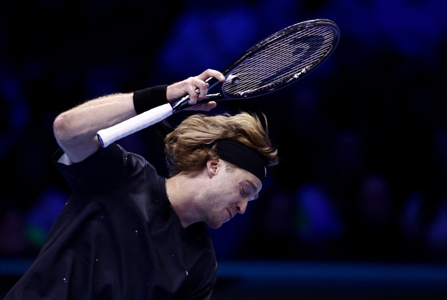 Đối thủ tự đập vợt vào chân đến đổ máu, Alcaraz có chiến thắng tại ATP Finals - Ảnh 2.