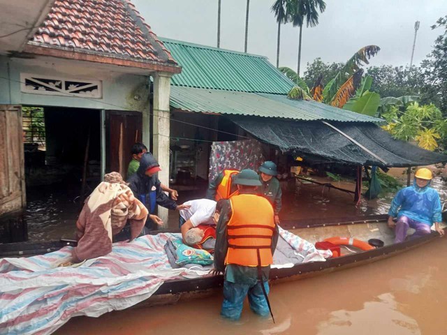 Công an, quân đội tiếp tục cứu dân trong mưa lũ tại Thừa Thiên - Huế - Ảnh 3.