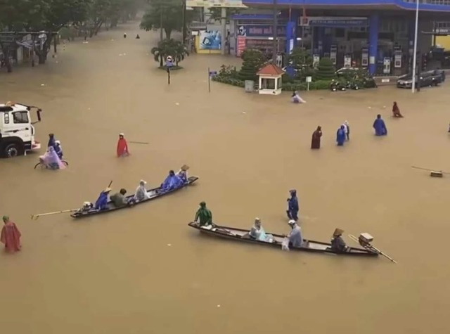 Thừa Thiên - Huế mưa gần 900 mm trong 24 giờ, Thủ tướng chỉ đạo khẩn - Ảnh 1.