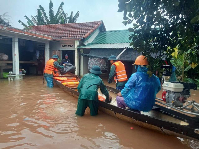 Công an, quân đội tiếp tục cứu dân trong mưa lũ tại Thừa Thiên - Huế - Ảnh 5.