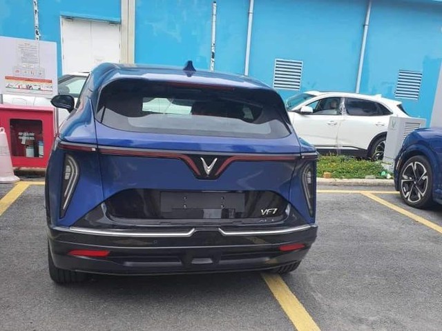 VinFast VF 7 xuất hiện tại Việt Nam, ra mắt ngay trong tháng này - Ảnh 2. VinFast VF 7 xuất hiện tại Việt Nam, ra mắt ngay trong tháng này - Ảnh 2.