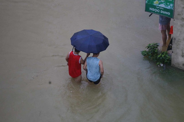 Nước lũ lên nhanh,sông Hương vượt đỉnh lũ năm 2020, người dân không trở tay kịp - Ảnh 3.